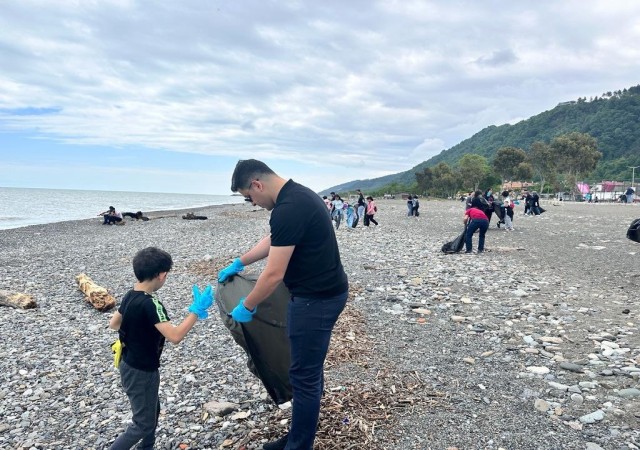 Sezon öncesinde vatandaşlar Karadeniz sahilini temizledi