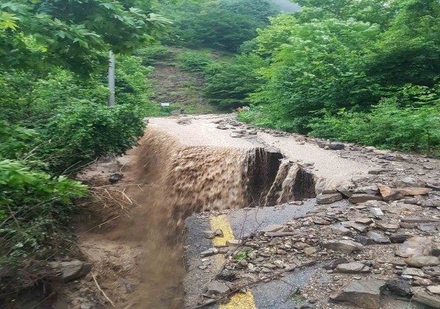 Şiddetli yağmur yolu çökertti, sular adeta şelale gibi aktı