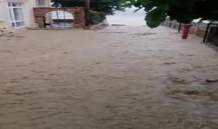 Silivri’de sağanak yağışın ardından yollar nehre döndü 