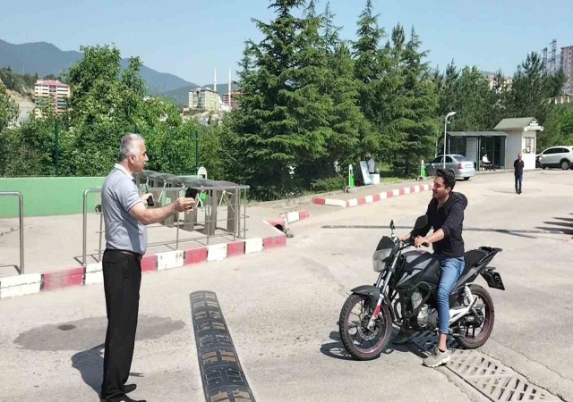 Sınav saatini kaçıran aday güvenlik görevlisine bela okudu