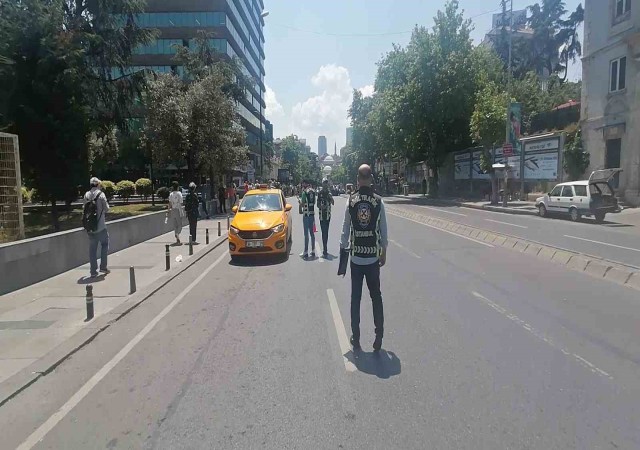 Şişlide taksi denetimi: Ruhsatı olmadığı tespit edilen bir taksi trafikten men edildi