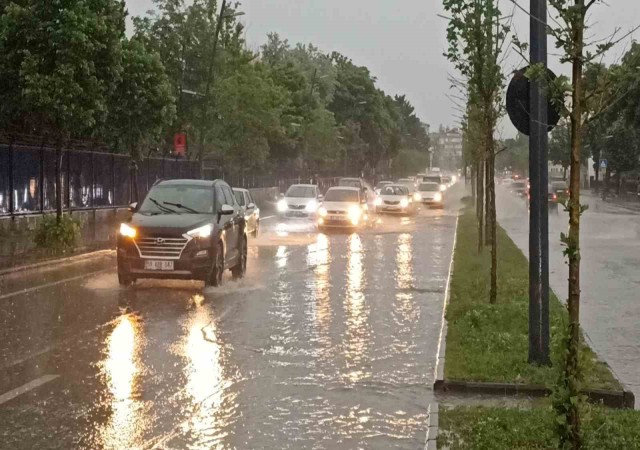 Sivasta cadde ve sokaklar göle döndü