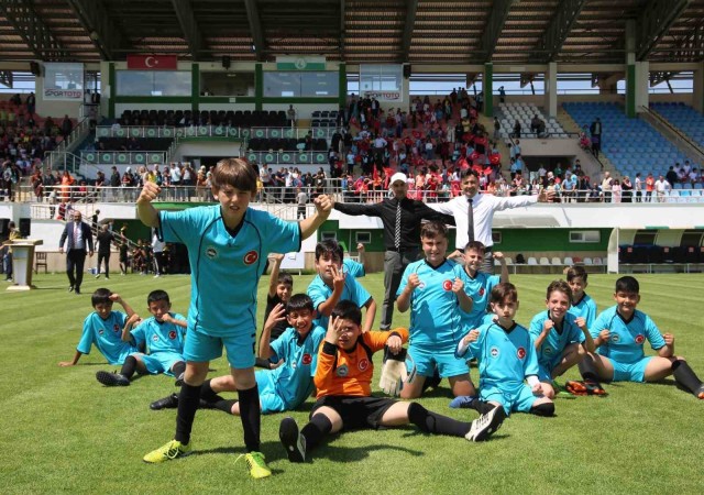 Sivasta ilkokullar arası futbol turnuvası sona erdi