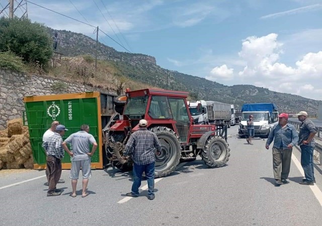 Sökede saman yüklü traktör devrildi