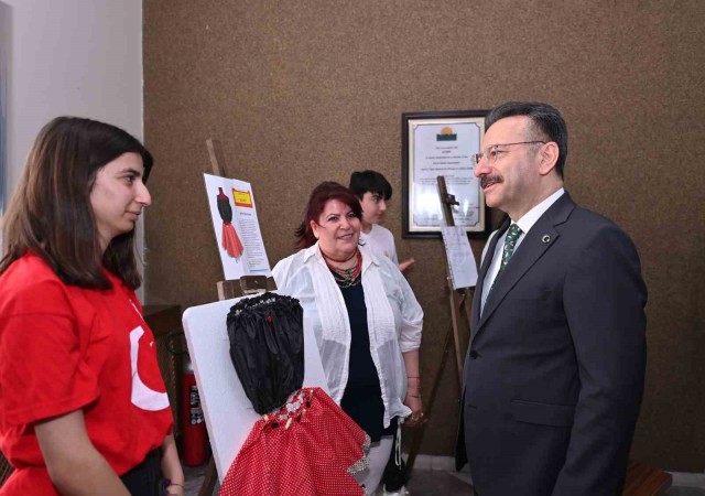 Sökeli öğrencilerden şemsiye kumaşından etek, bin düğmeden tablo