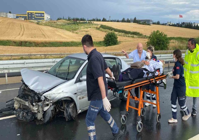 Su birikintisine kapılan araç bariyerlere çarptı: 2 yaralı