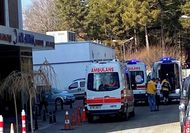 Su taşkınında kontrolden çıkan minibüs devrildi: 6 yaralı