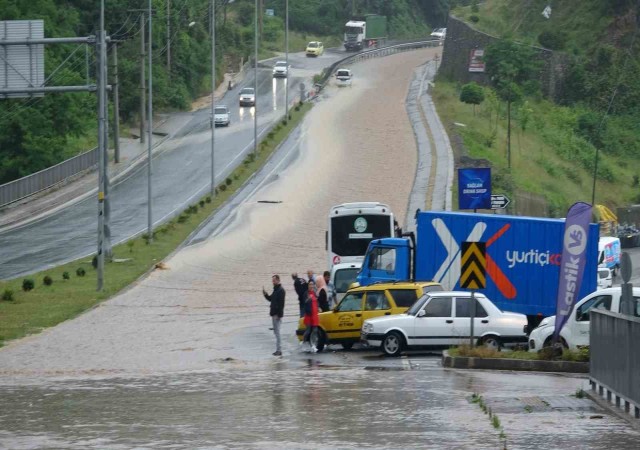 Sular altında kalan karayolu kapandı, işyerlerini su bastı