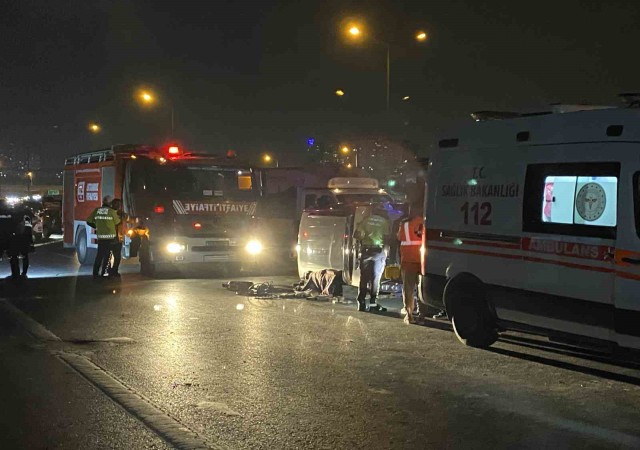 Sultangazide bariyerlere çarpan araç yan yattı: 1 ölü