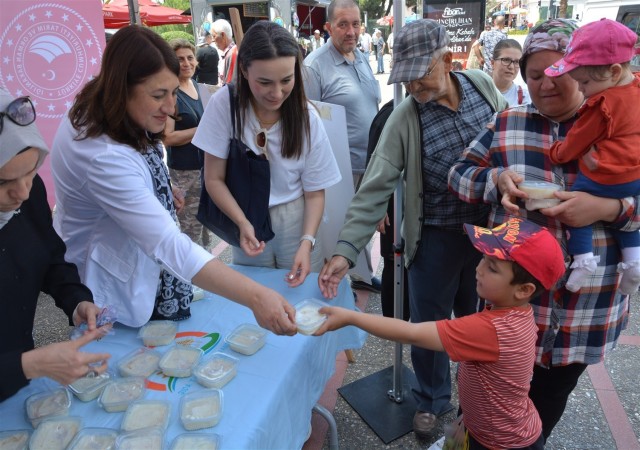 Sütlaç dağıtıp, Süt Gününü kutladılar