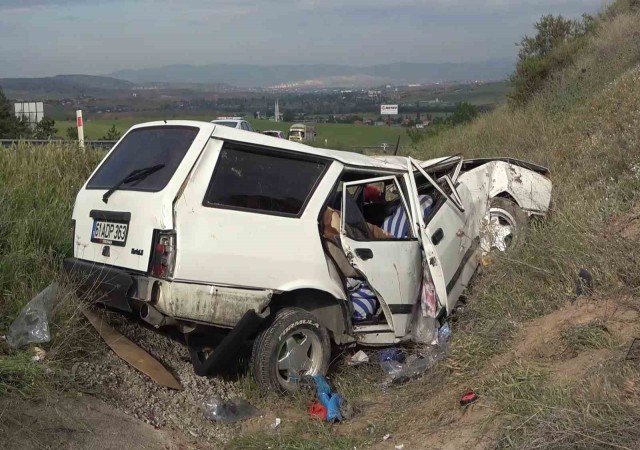 Takla atan otomobil hurdaya döndü: 4 yaralı