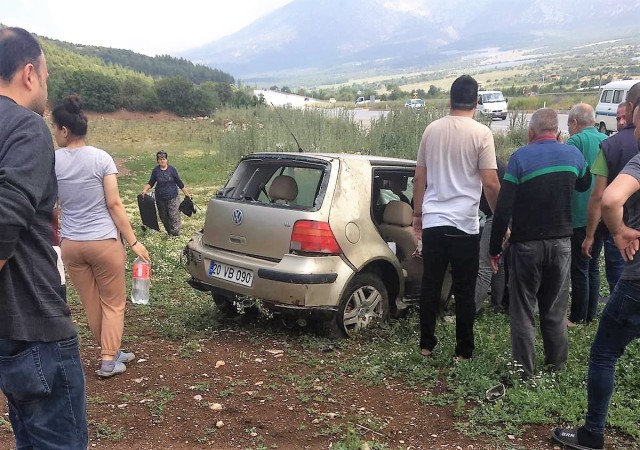 Takla atan otomobil tarlaya yuvarlandı: 2 yaralı