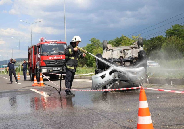 Takla atan otomobildeki 4 kişilik aile yara almadan kurtuldu