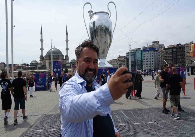 Taksim Meydanına getirilen dev UEFA Şampiyonlar Ligi kupası maketine yoğun ilgi