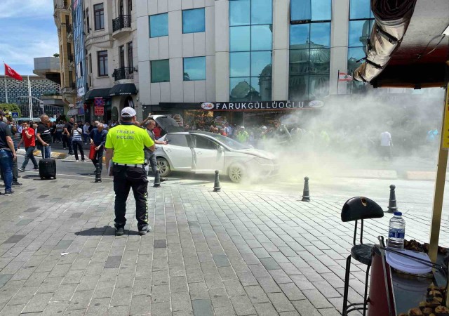 Taksim Meydanında seyir halindeki araç bir anda alev aldı