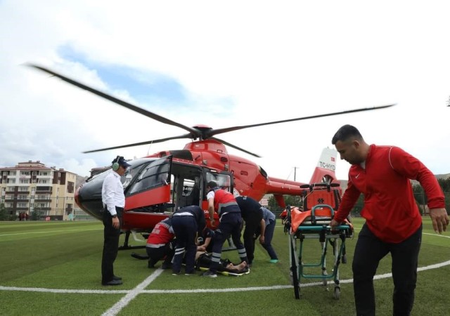 Tansiyon hastası yaşlı hasta hava ambulansı ile hastaneye getirildi