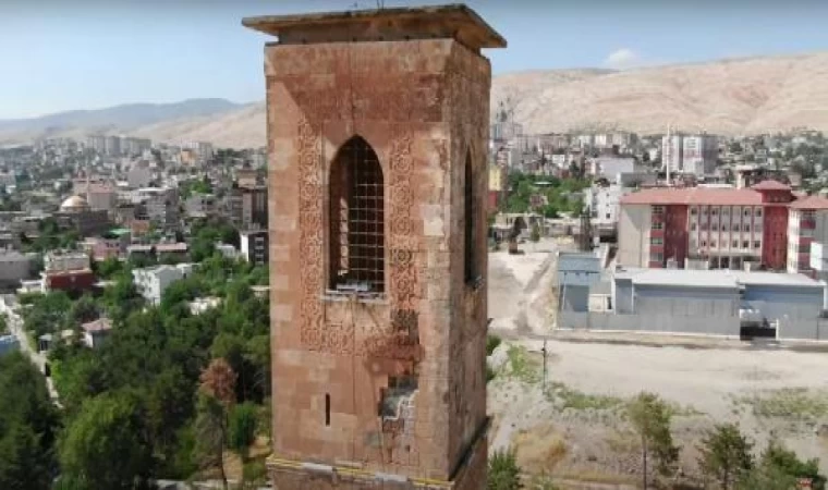 Tarihi Kırık Minare’den taşlar düşmeye başladı