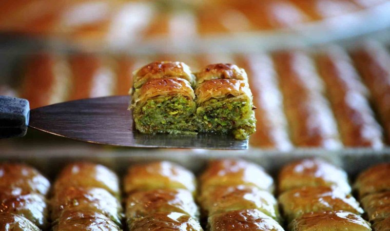 Taş fırında pişen bayramlık baklavalar tezgahta