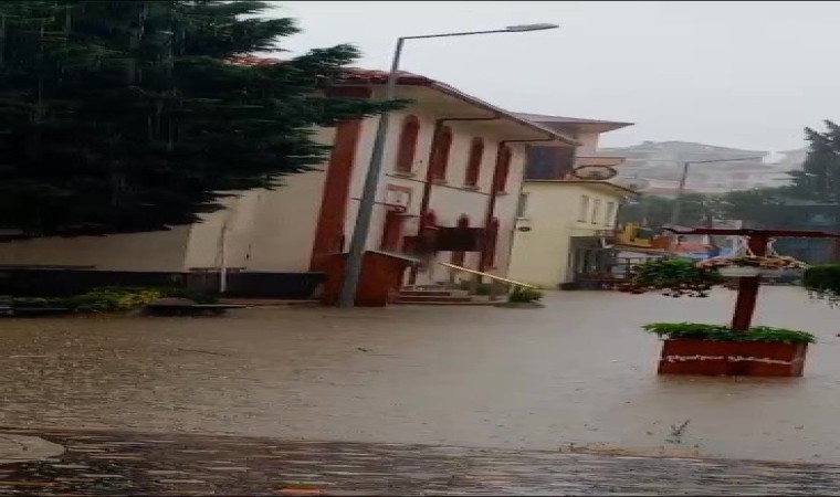 Tatil bölgesi sağanak yağışa teslim oldu