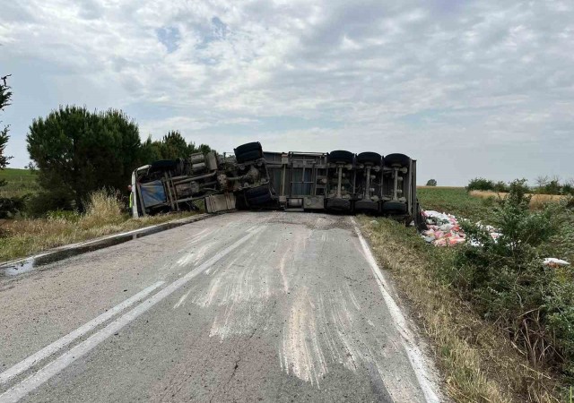 Tekirdağda devrilen tırın sürücüsü yaralandı