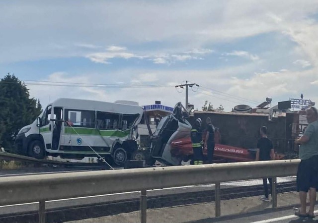 Tekirdağda yolcu minibüsü ile vinçli kamyon çarpıştı: 3ü ağır 12 yaralı