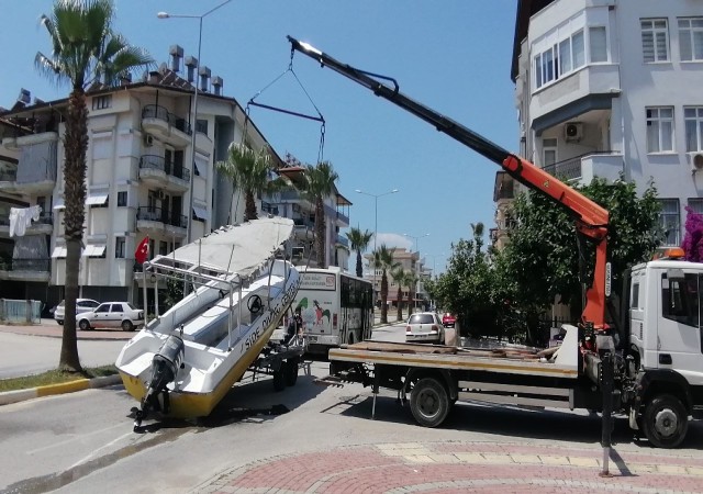 Tekne kazası kara yolunu kapattı