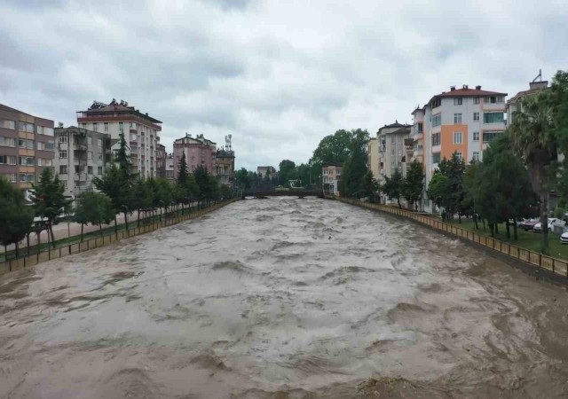 Terme Çayı taştı, sel ve su baskınları yaşandı