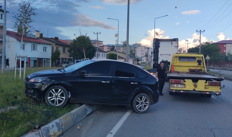 Tır, otomobili refüje sürükledi