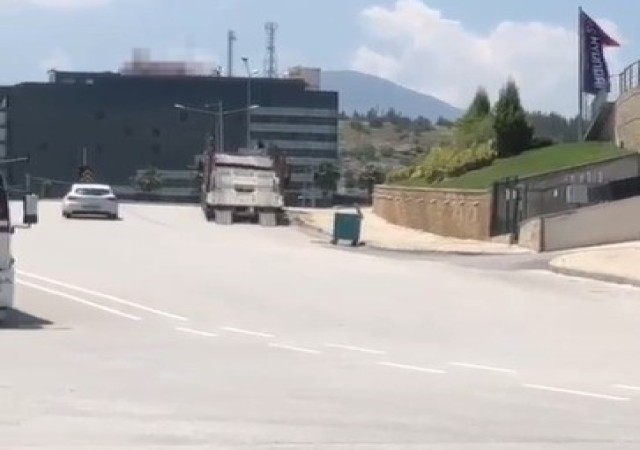 Tırdan kayan sıfır SUV araç, park halindeki otomobillere çarptı