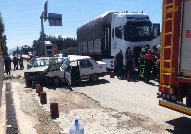 Tırın çarptığı otomobildeki yaşlı çifti ölüm ayırdı