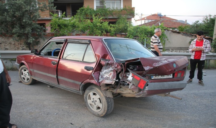 Tırın lastiği patladı, 5 araç birbirine girdi: 6 yaralı