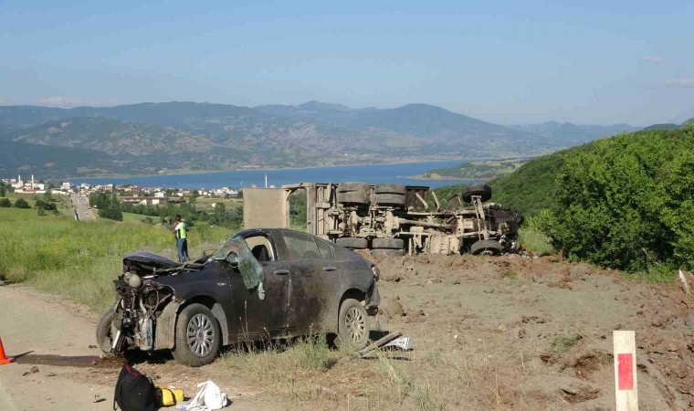 Tokatta otomobil ile kamyon kafa kafaya çarpıştı: 3 ölü, 2 ağır yaralı