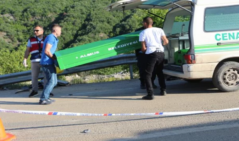 Tokat’ta otomobil kamyonla çarpıştı; anne ve 2 çocuğu öldü, 2 yaralı (2)