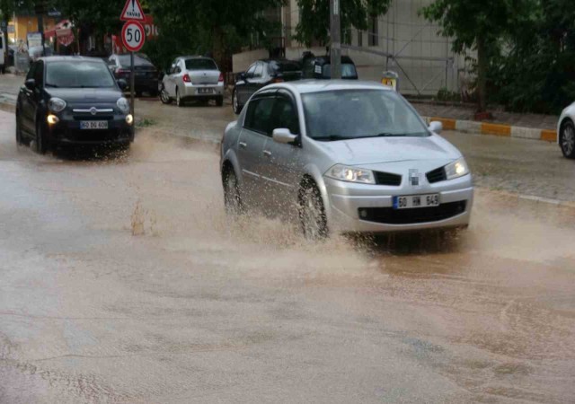 Tokatta sağanak caddeleri göle çevirdi