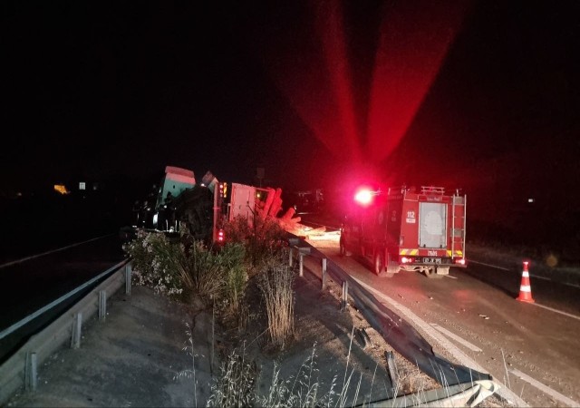 Tomruk yüklü kamyon bariyerlere girdi: 1 ölü