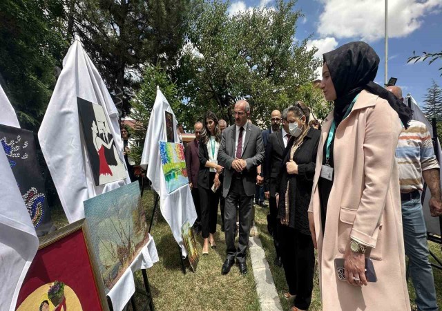 Toplum Ruh Sağlığı Merkezindeki hastaların el emeği göz nuru eserleri sergilendi