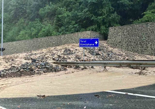 Trabzon-Gümüşhane karayolu sel sularının getirdiği taş ve çamur nedeniyle ulaşıma kapandı