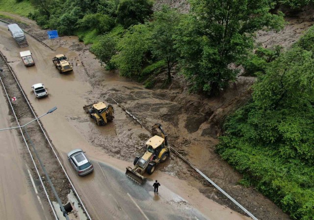 Trabzon-Gümüşhane karayolunda ulaşım sel sularının getirdiği taş ve çamur nedeniyle tek şeritten sağlanıyor