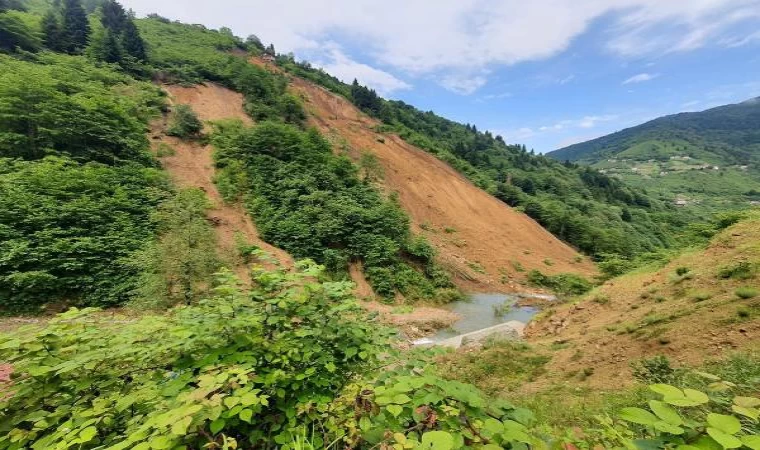 Trabzon’da heyelan; 2 ev boşaltıldı