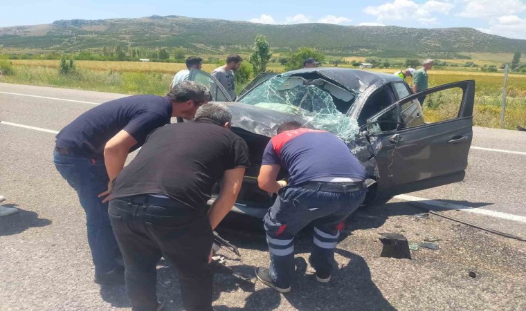 Trafik levhasına çarpan otomobil devrildi: 3 yaralı