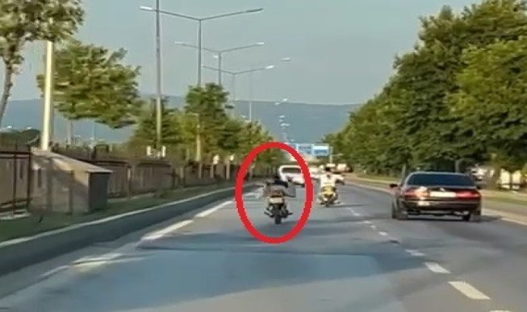 Trafikte tehlikeli yolculuk kameraya yansıdı: Yüzüstü uzanarak motosiklet sürdü