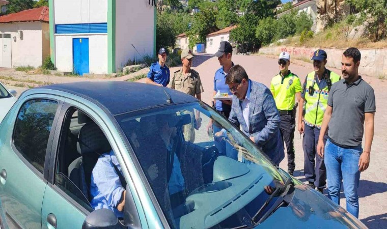 Tuncelide çikolatalı ve oyuncaklı yol kontrolü