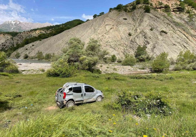 Tuncelide hafif ticari araç şarampole devrildi: 6 yaralı