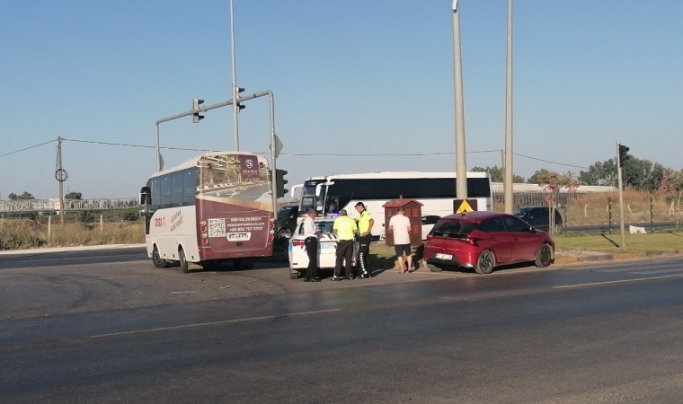 Tur midibüsü ile otomobilin kazası ucuz atlatıldı