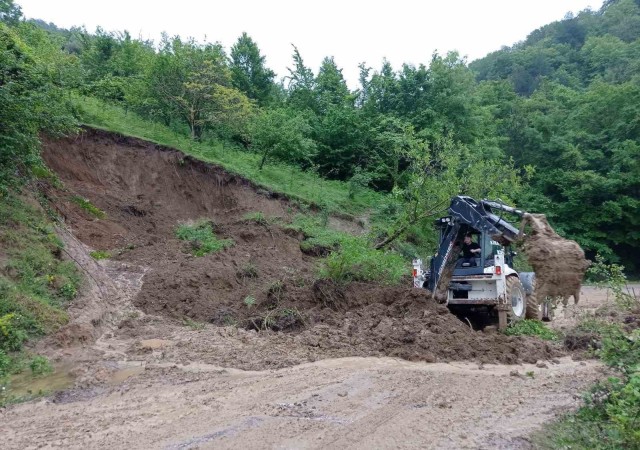 Türkelinin köy yollarında yaşanan heyelanların izleri siliniyor