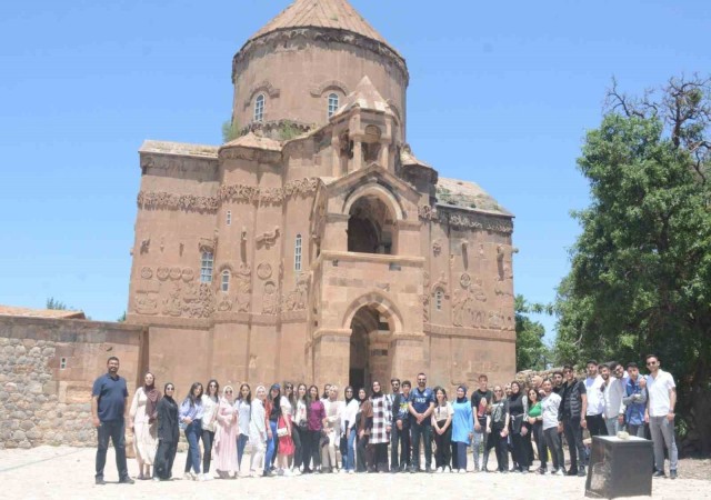 Tuşba Belediyesinden YKSye girecek öğrencilere moral gezisi