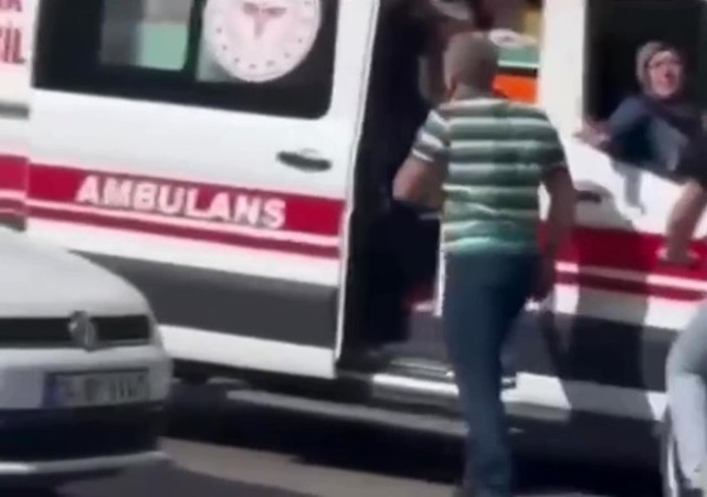 Tuzlada yol vermeyip ambulansı durdurdu, hasta mı var diye sordu