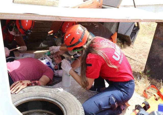 UMKEye katılan 36 kursiyer gerçeği aratmayan tatbikata tabi tutuldu