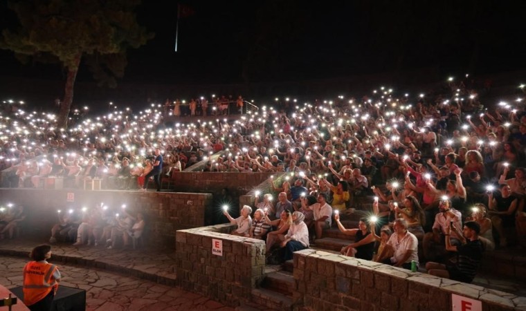 Ünlü sanatçı Marmarisi coşturdu