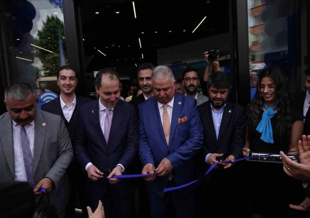 Ünlülerden beyaz eşya mağazası açılışına yoğun ilgi